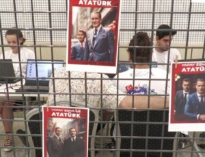 Atatürk ile aynı karede yer almak için sıraya girdiler