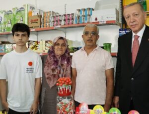 Bakkala giden Erdoğan yine para dağıttı