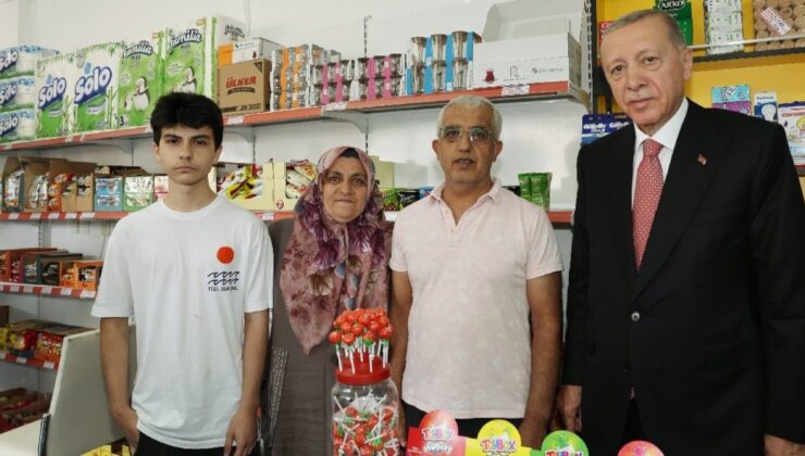 Bakkala giden Erdoğan yine para dağıttı