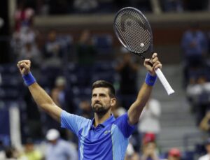 Djokovic, 2-0 geriden gelerek Djere’yi yenerek ABD Açık’ta dördüncü tura yükseldi